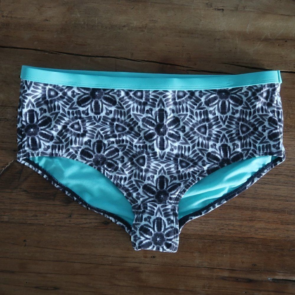 ZEROXPOSURE SWIMWEAR BLACK WHITE FLORAL WITH TEAL TRIBAL DESIGN SWIM BOTTOMS